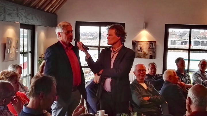 Discussieleider Henk Feitsma luistert naar directeur Henk de Vries van It Fryske Gea.