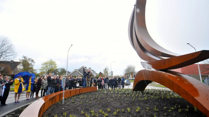 De nog jonge beplanting tijdens de opening van het monument in april jl. (Foto: Pier van der Heide)