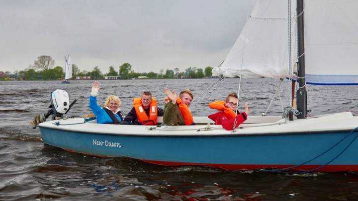 Kinderen met een handicap leren zeilen bij 'Alles is Mooglijk' van KWV Frisia.