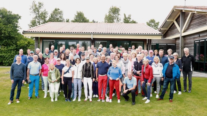 De deelnemers aan Grouster Golf 2018 voor het clubhuis van De Groene Ster. (Foto: Promofotos.nl)