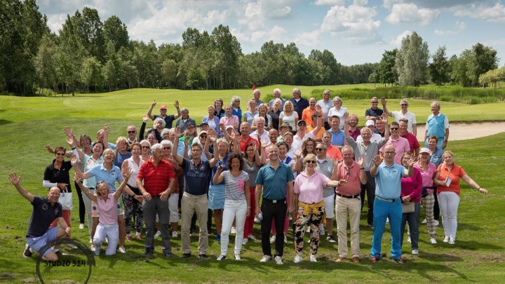 De deelnemers aan Grouster Golf 2019 op de groepsfoto, gemaakt door Nienke Bruinsma.