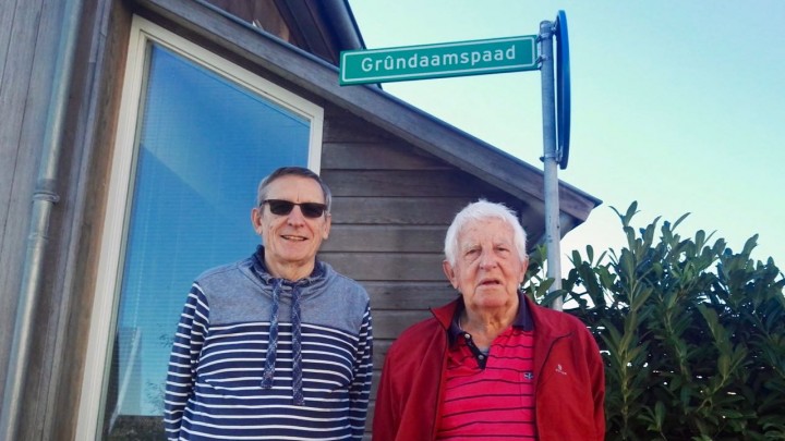 Sybren van der Vlugt samen met Nol Gosman (links) bij het bordje met de naam Grûndaamspaad.