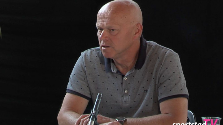 Schaatstrainer Henk Hospes. (Bron: SportstadTV)
