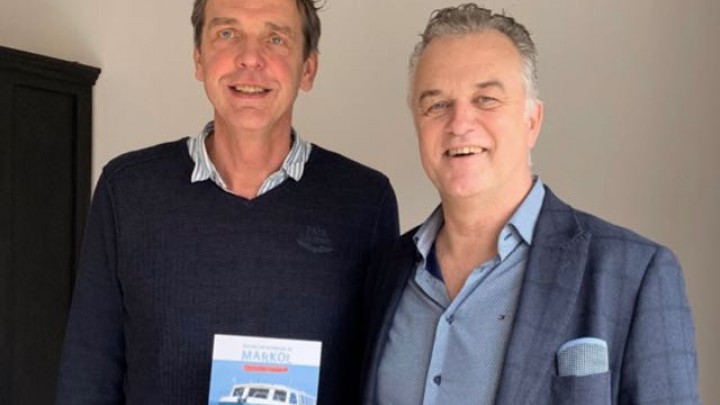 Voorzitter Alle Jan Heida van Stichting Gehandicapten Watersport (links) en Gerard Smit van Fryslân Homes.