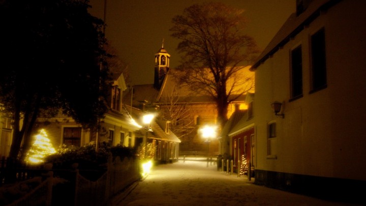 De Sint Piterkerk, gezien vanaf het Oerhaelspaad, in wintertooi. (Foto: Jannes Postma)