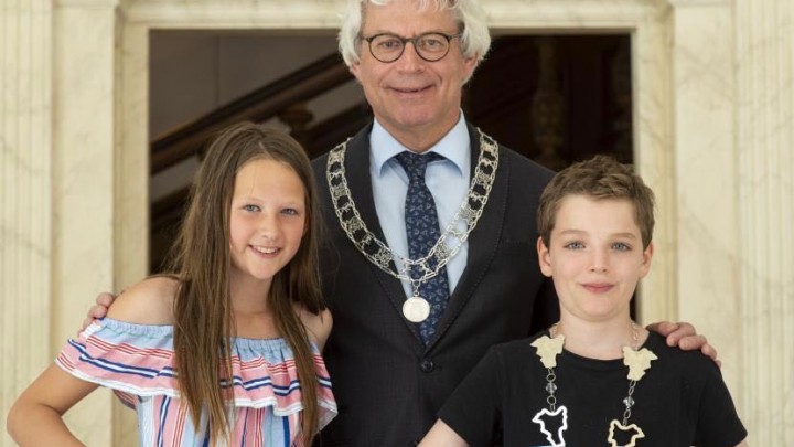 Burgemeester Crone poseert met kinderburgemeester Silvan de Vries en loco-kinderburgemeester Nine Spijksma.