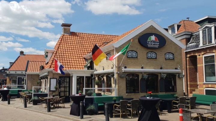 Restaurant 't Kofschip, op de hoek van de Wijde Steeg en de Gedempte Haven.