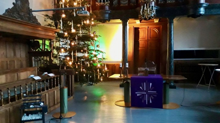 Ook dit jaar staat er weer een fraai versierde kerstboom in de Sint Piterkerk.