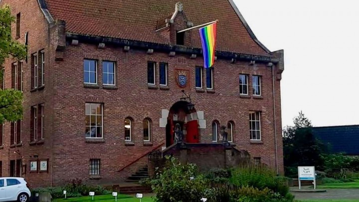 De Regenboogvlag hangt uit bij het Notariskantoor in Grou.