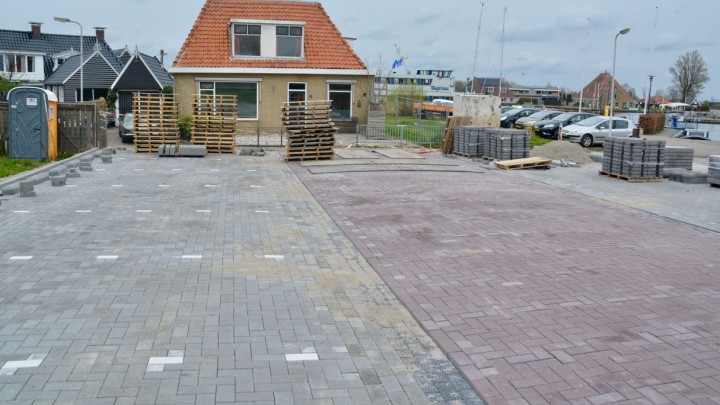 Het nieuwe parkeerterrein nabij de Hellingshaven. Er zijn 2 x 8 parkeerplaatsen en de toegang wordt afgesloten met een slagboom.