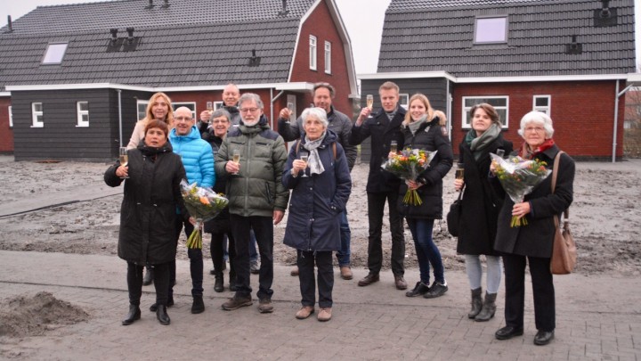 De bewoners toasten met Ulbe en AnnaMarie Dijkstra op hun nieuwe woning. Tevens kregen ze een bloemetje.