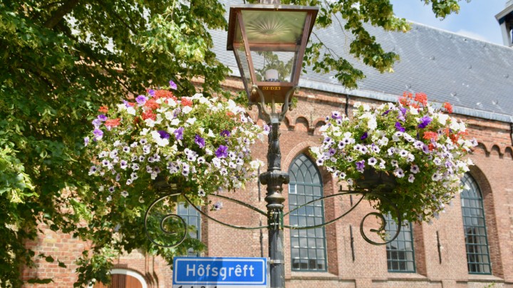 Ook rond de Sint Piterkerk zijn dit jaar weer bloemen opgehangen. Voor het laatst?