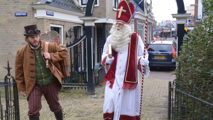 Sint Piter en Aldemar zijn net onder de poarte door, op weg naar de kerk.