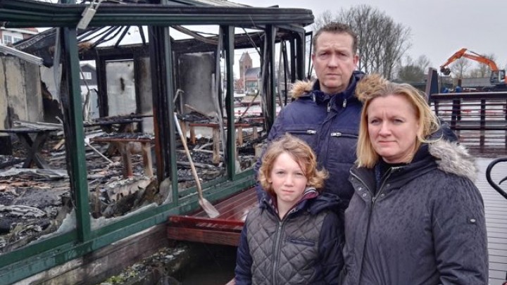 Timo Slump, Marieke Warmerdam en hun zoon Twan bij de uitgebrande serre van Het Theehuis.