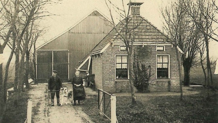In deze boerderij bij Aldtsjerk woonden de grootouders van Joke Hoekstra, één van de oprichters van stichting HVS. Hier werd vuursteen in de grond gevonden, vandaar de naam Steenendam. 
