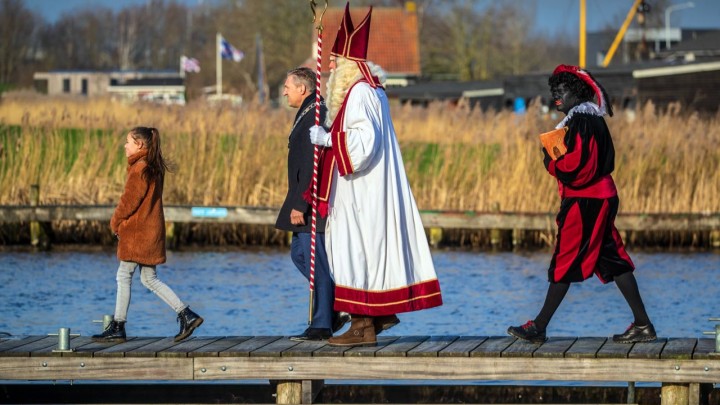 Sint Piter en Swarte Pyt lopen na ontvangst door de burgemeester en kinderburgemeester, naar de kade. (Foto: Niels de Vries)