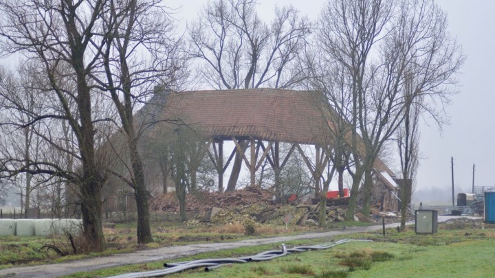 De voormalige boerderij van Thom de Groot op Goatum is een bouwval geworden.