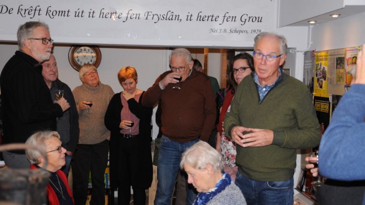 Medewerkers van het museum en Stichting Gabe Skroar brachten een 'toast op Joost' uit. (Foto: Herman Oldenhof)