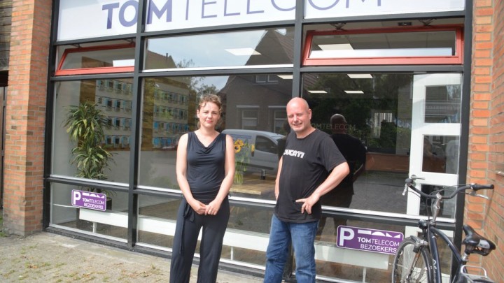 Bij de opening in 2017 poseerden bedrijfsleider Sytske Jongsma en reparateur Marten Lieuwes voor de winkel van TomTelecom.