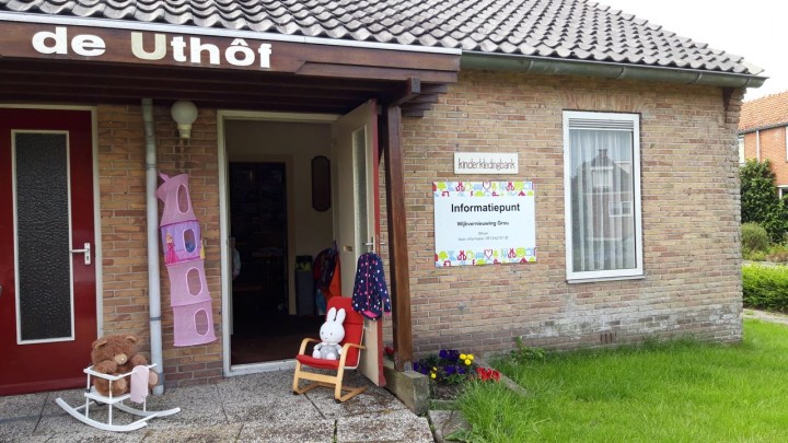 De Kinderkledingbank Grou zit nu in de voormalige De Uthôf, hoek Lynbaen- en Friesmastrjitte.