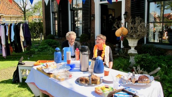 Sibylla van der Zwaag (links) en Lies Zwerver verzorgen in de pastorietuin koffie, thee of limonade met taart.
