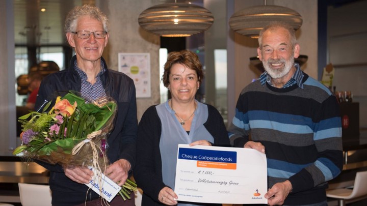 Voorzitter Henk Volbeda (rechts) en secretaris Bonne Bruinsma (links) nemen de cheque van Karin Tijssen van de Rabobank in ontvangst.