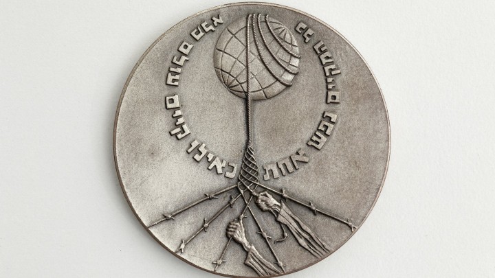 De Yad Vashem medaille.