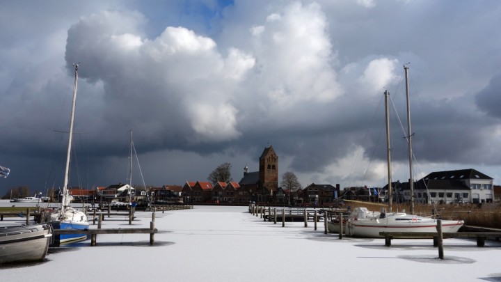 Peter Dauvellier maakte afgelopen dinsdag deze winterse foto van Grou. Het 'buitenijs' blijft onbetrouwbaar.
