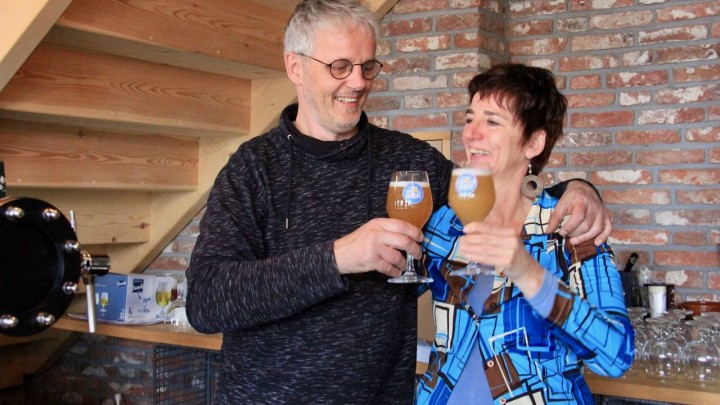 Auke van der Veen en Jacqueline Schuurman proosten op het nieuwe bier.